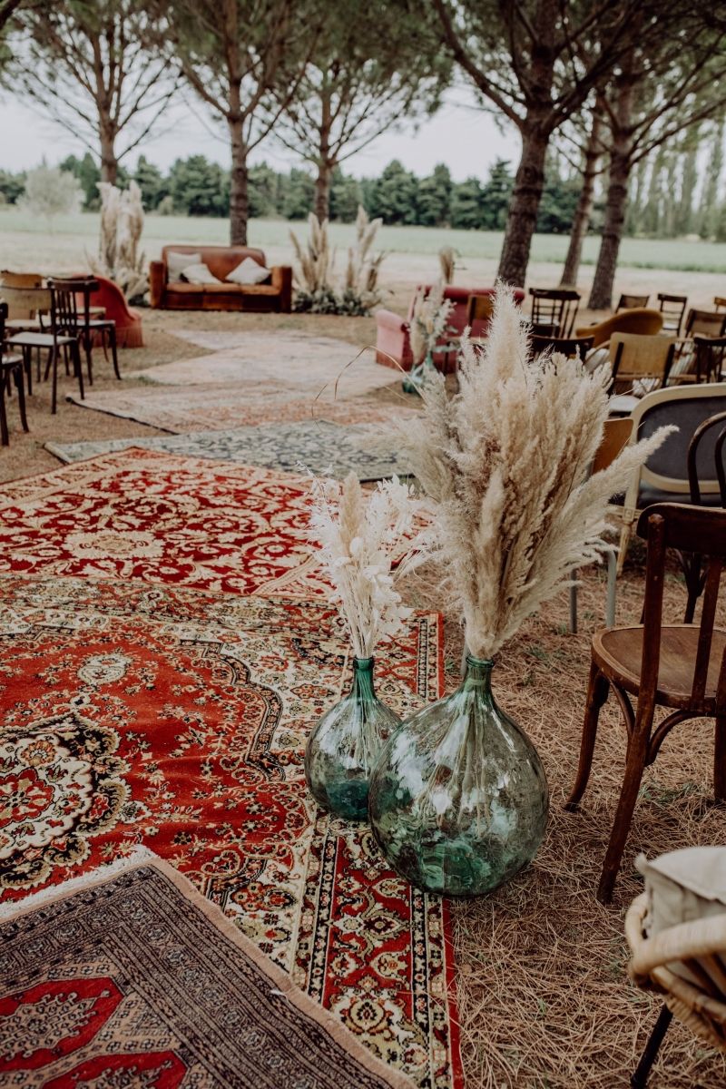 cérémonie mariage bohème tapis rouge ethnique vase en verre herbes de pampa