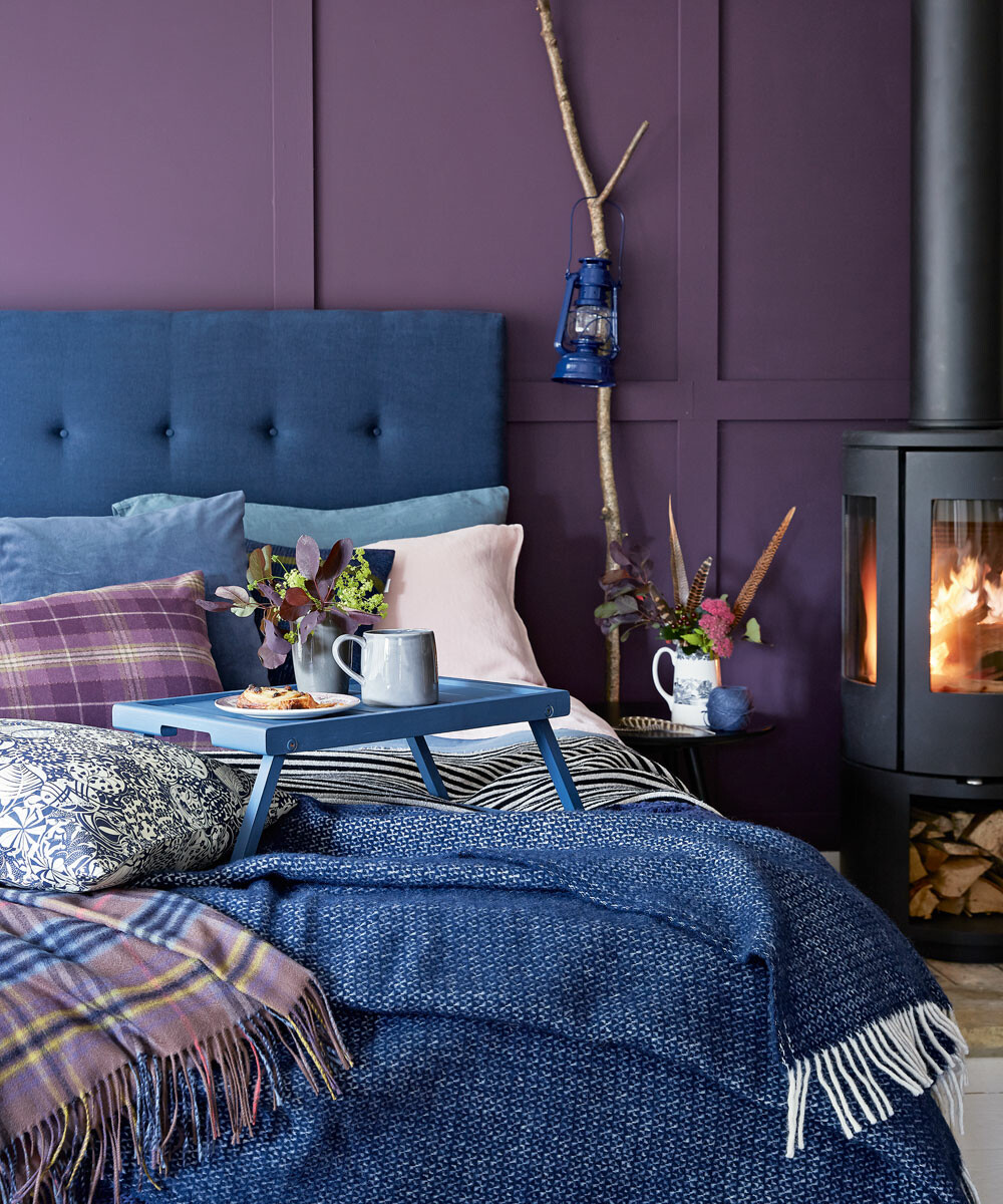 chambre cosy coussins plaids bleu mur violet déco intérieure hivernale