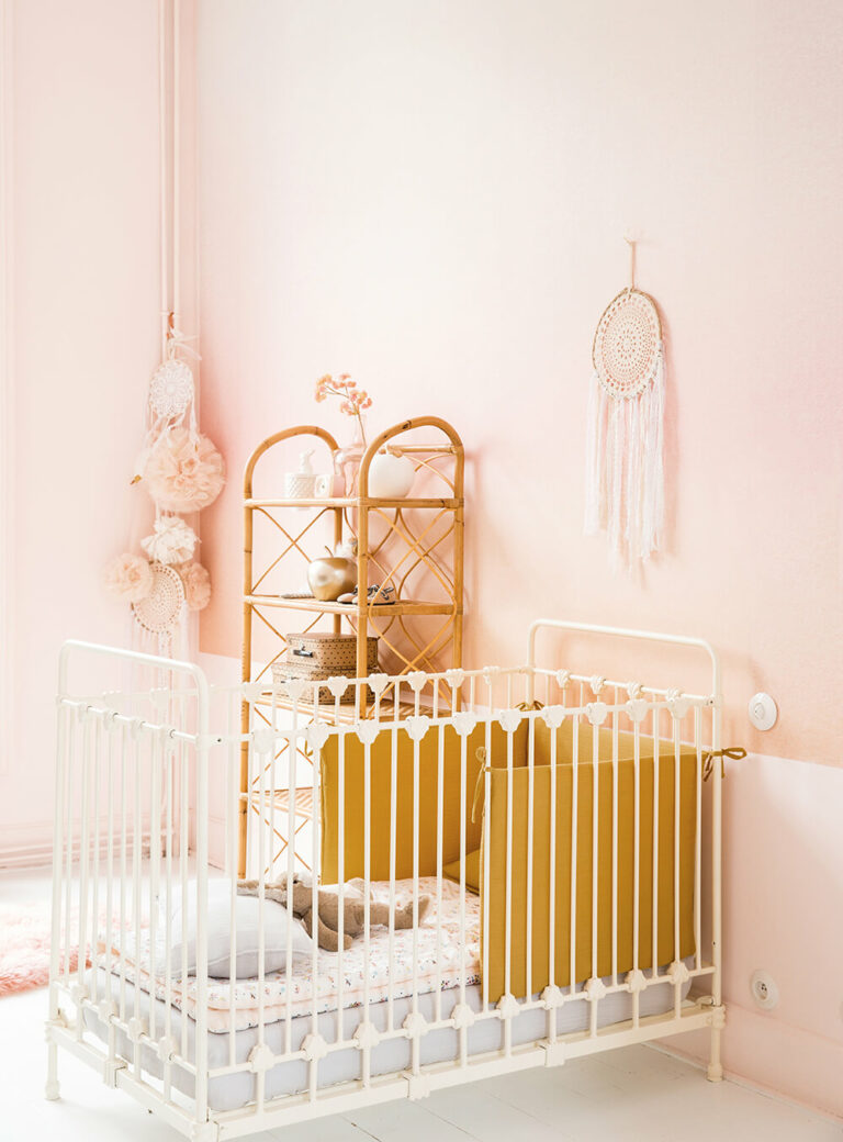 chambre enfant berceau mur rose pastel meuble rotin