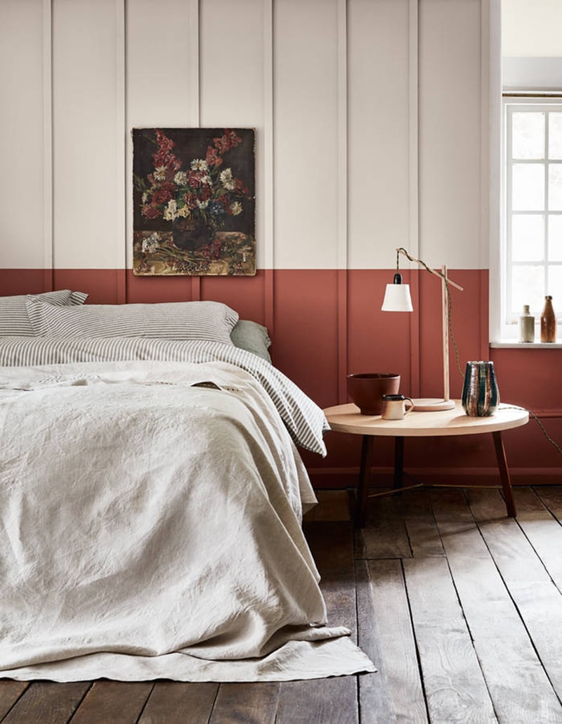 chambre lit double mur bicolor rouge blanc parquet rustique bois foncé