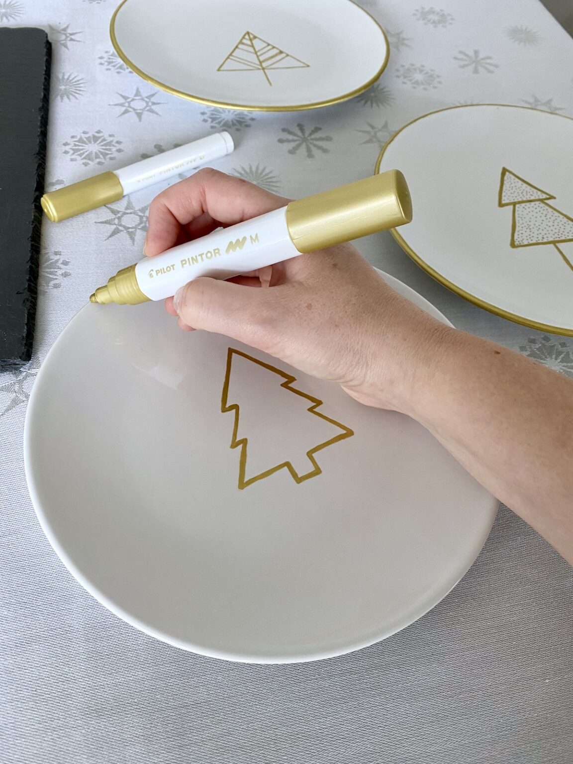 comment personnaliser table de Noël 2020 dessin sapin or feutre motif