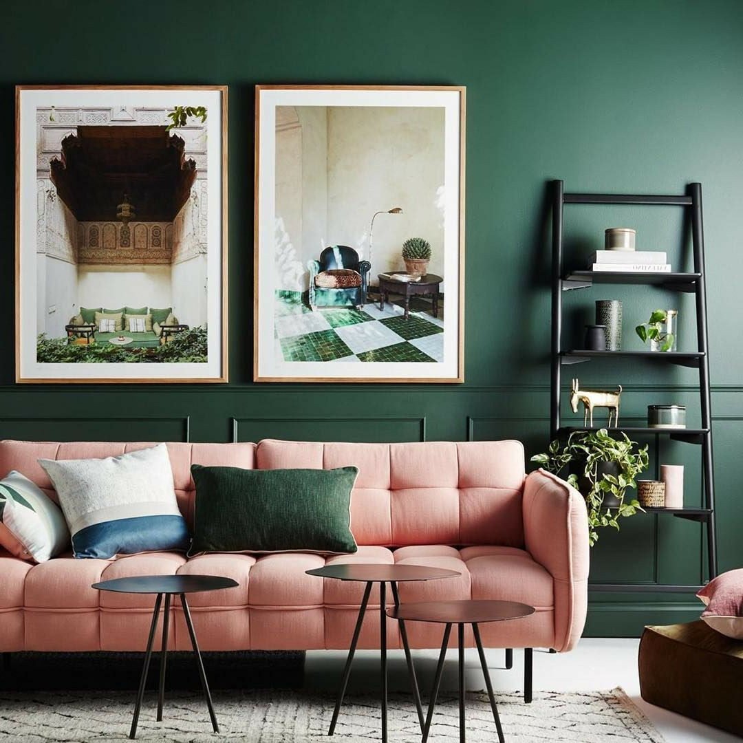 couleurs complémentaires contraste rose poudre mur vert sapin table ronde métallique noir