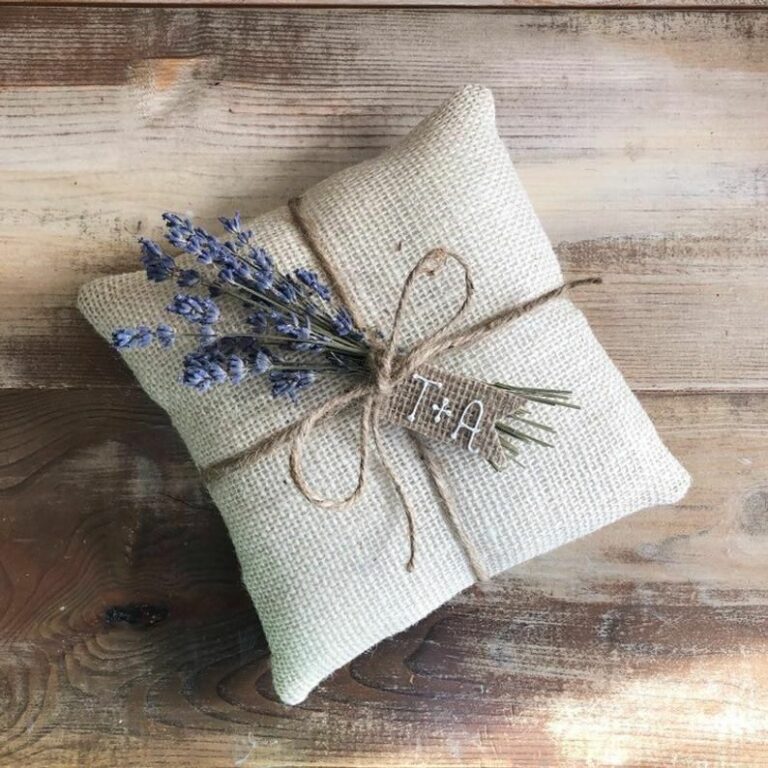 coussin carré ficelle fibre naturelle épis de lavande table bois deco mariage