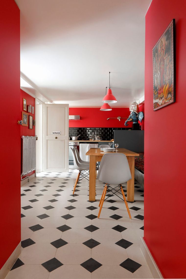 cuisine atypique mur rouge sol damier noir et blanc table bois