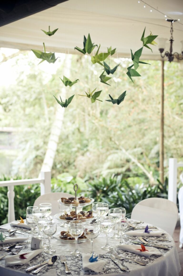 tableau aimanté noir mot Choisir une déco de mariage à garder chez soi mobile oiseau origami DIY