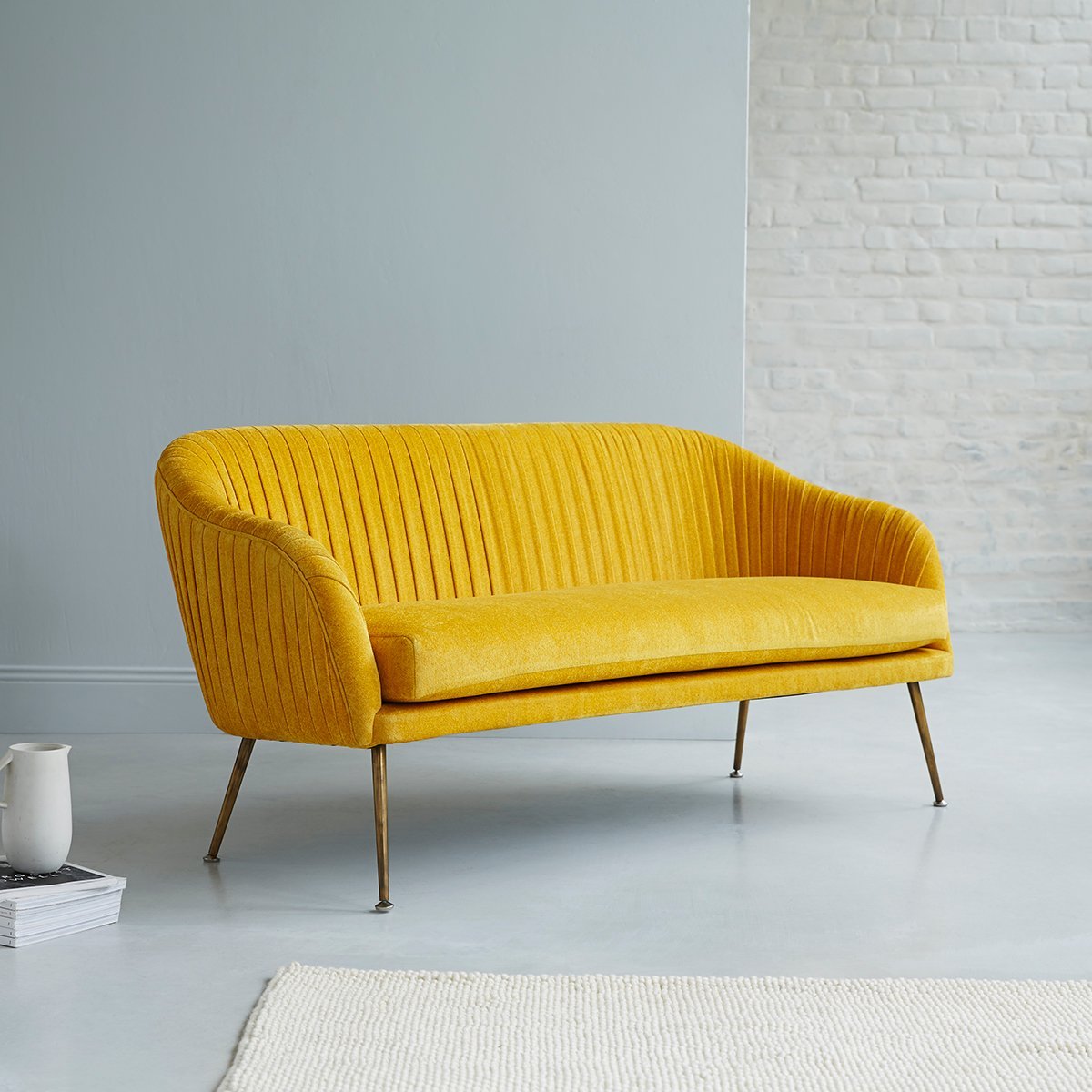 Pantone couleur de l'année 2021 canapé jaune salon gris - blog déco clemaroundthecorner