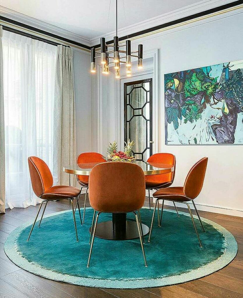 salle à manger tapis rond turquoise chaise orange