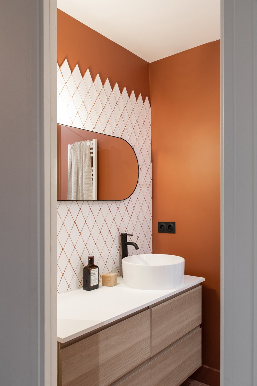 salle de bain mur orange carrelage blanc mobilier bois gris