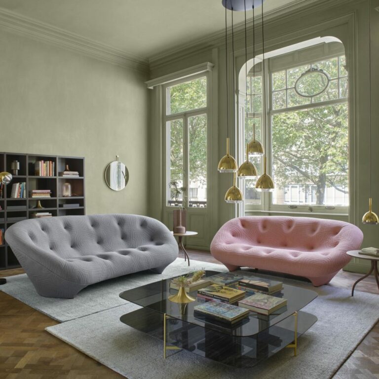salon élégant doux raffiné canapé quatre places rose pastel gris suspension laiton