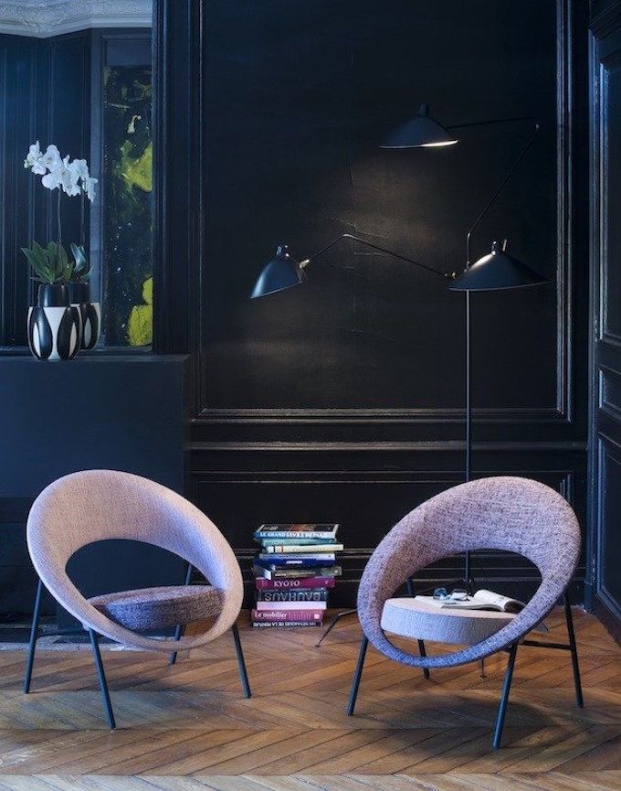 salon élégant mur bleu marine fauteuil rond mauve design parquet bois lamé