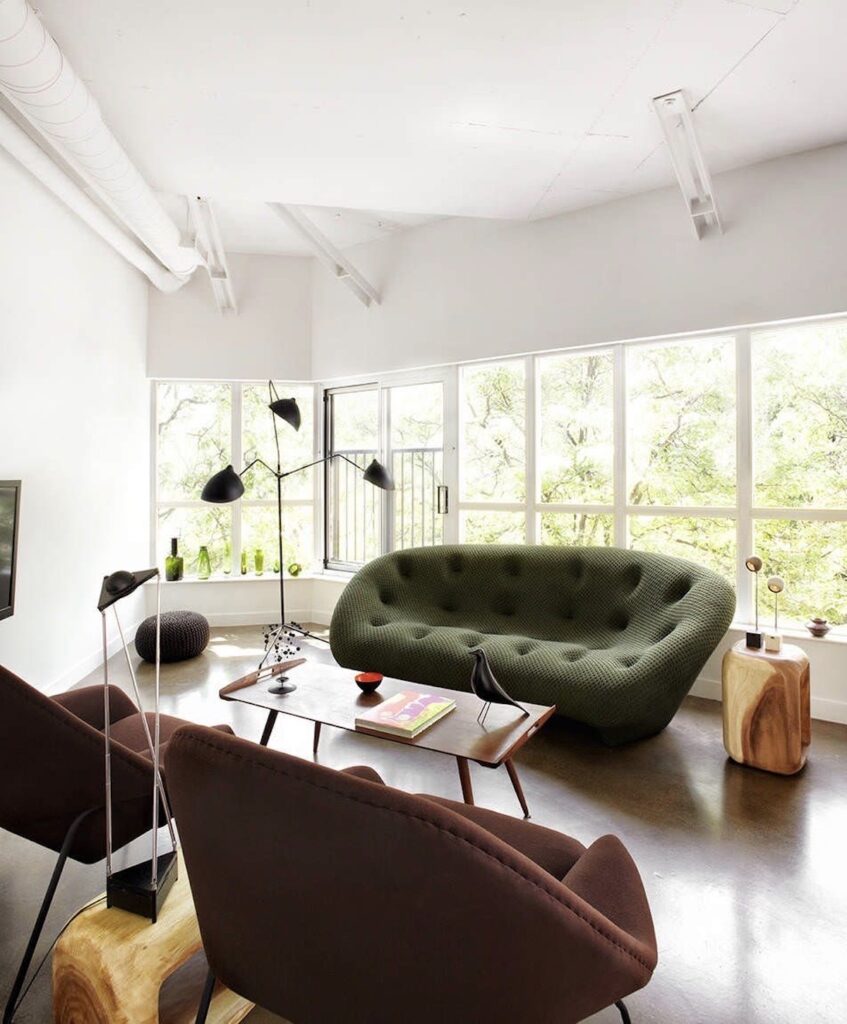 salon icone design vert kaki parquet lampadaire serge mouille