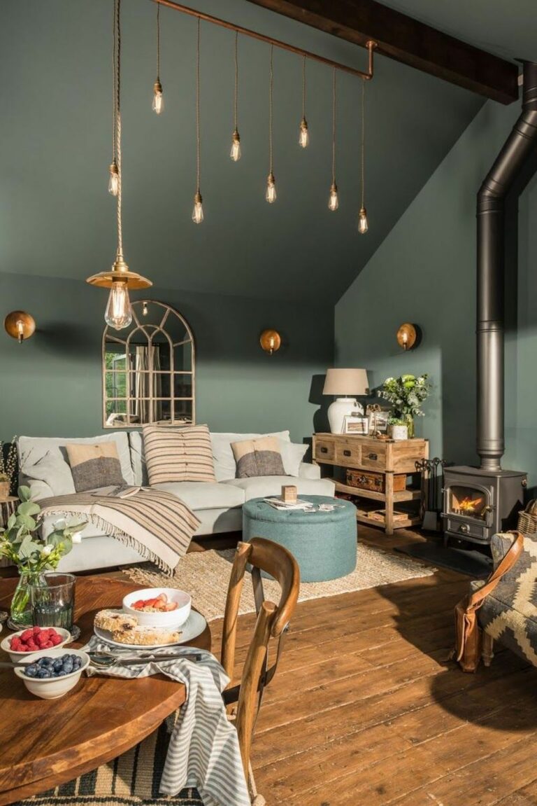 salon moderne végétale mur vert suspensions laiton accessoires boises