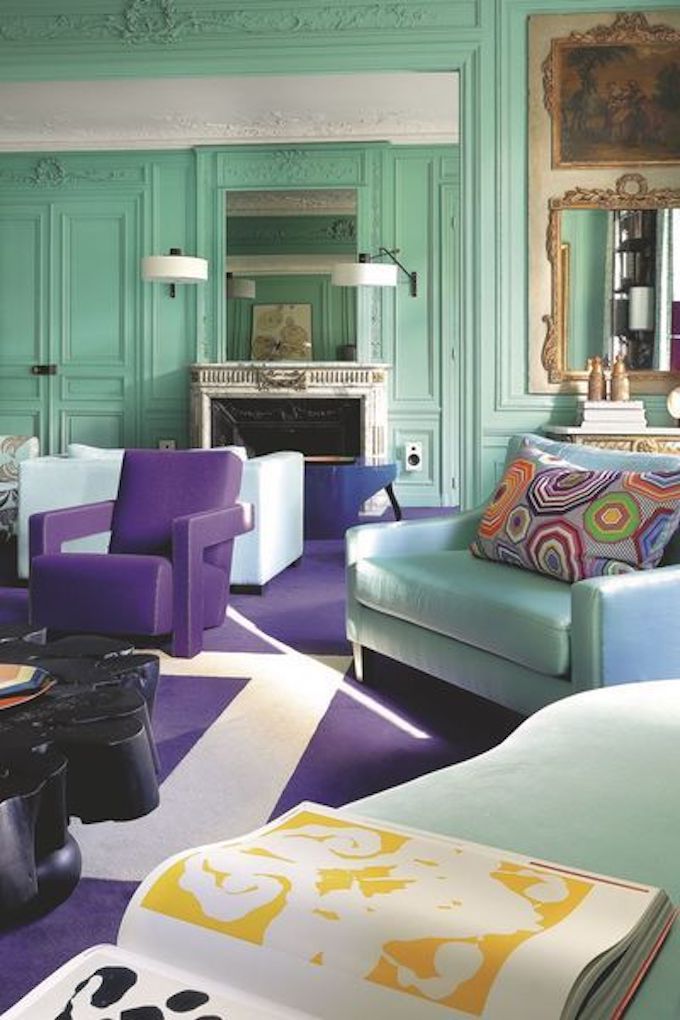 salon rétro original couleurs complémentaires vert menthe violet foncé murs moulures