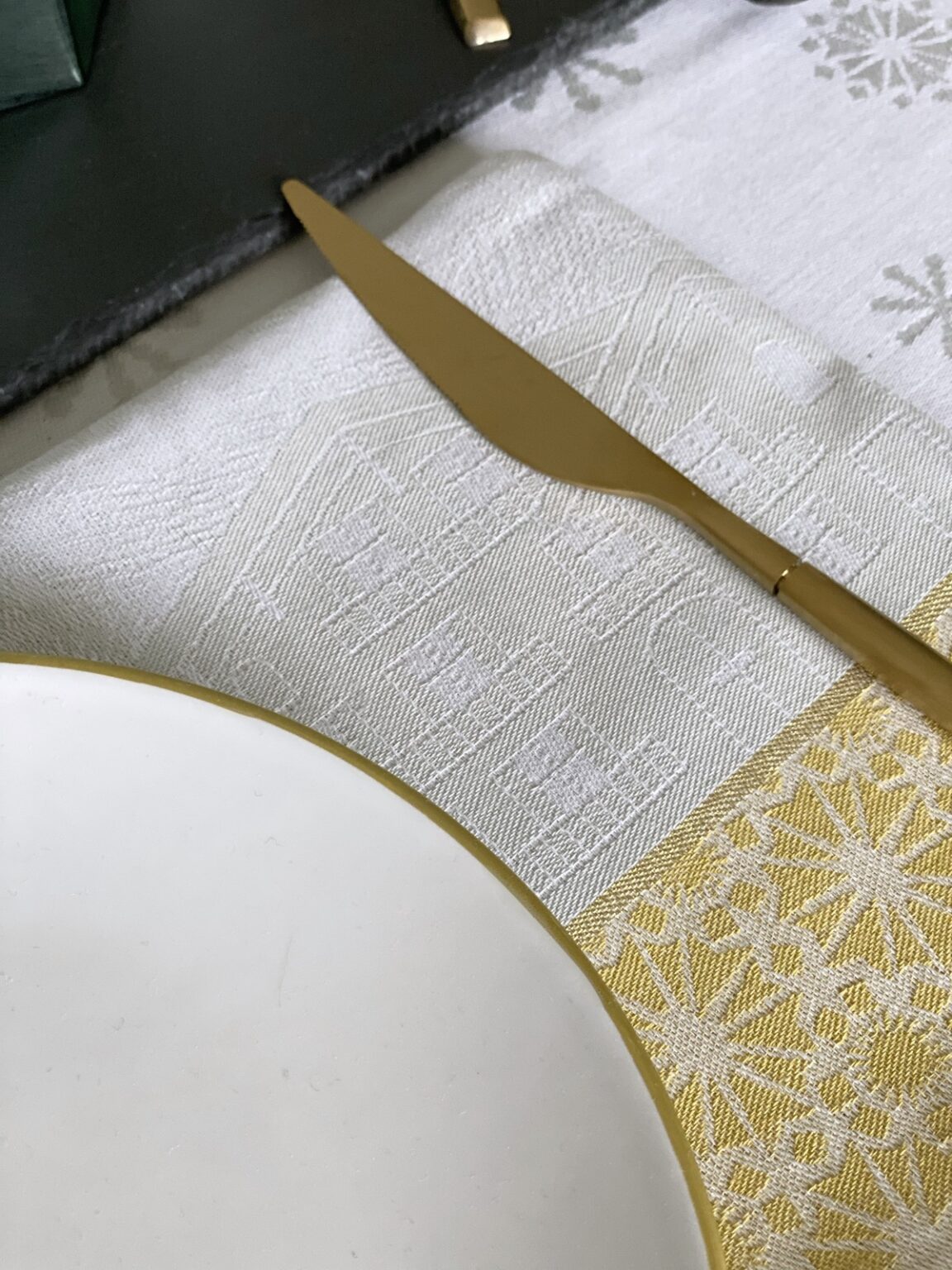 serviette en tissu motif chalet le jacquard français grise