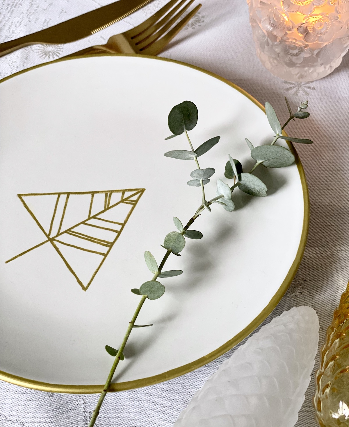 table de Noël 2020 vaisselle blanche or dessin motif sapin