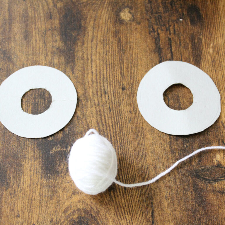 DIY facile rapide disque carton pelote laine blanche