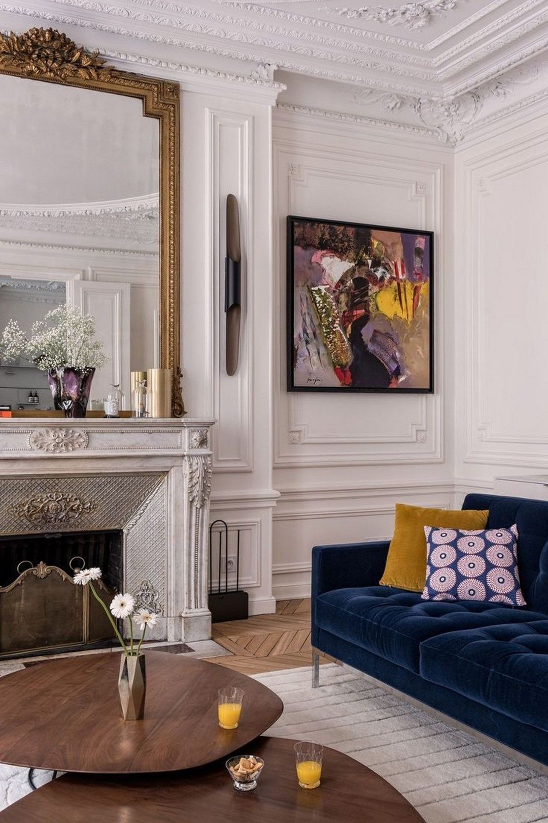 appartement parisien salon haussmannien canapé bleu velours capitonné table basse bois