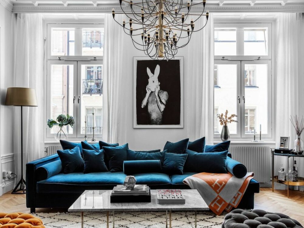 canapé bleu velours velvet blue salon sobre élégant blanc lustre laiton table basse rectangle