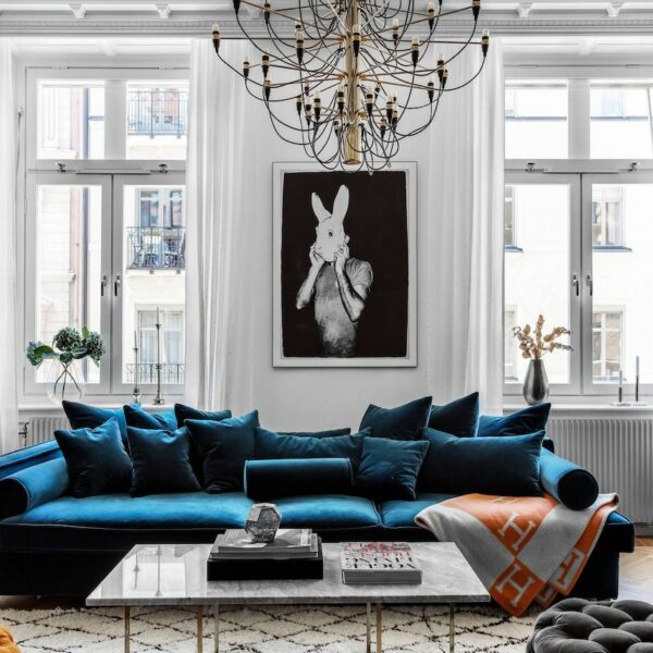 canapé bleu velours velvet blue salon sobre élégant blanc lustre laiton table basse rectangle