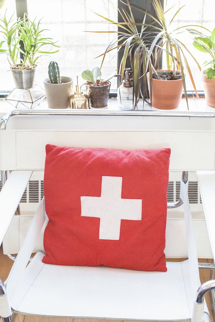 coussin laine croix suisse fauteuil rétro 50s cuir blanc pied chrome