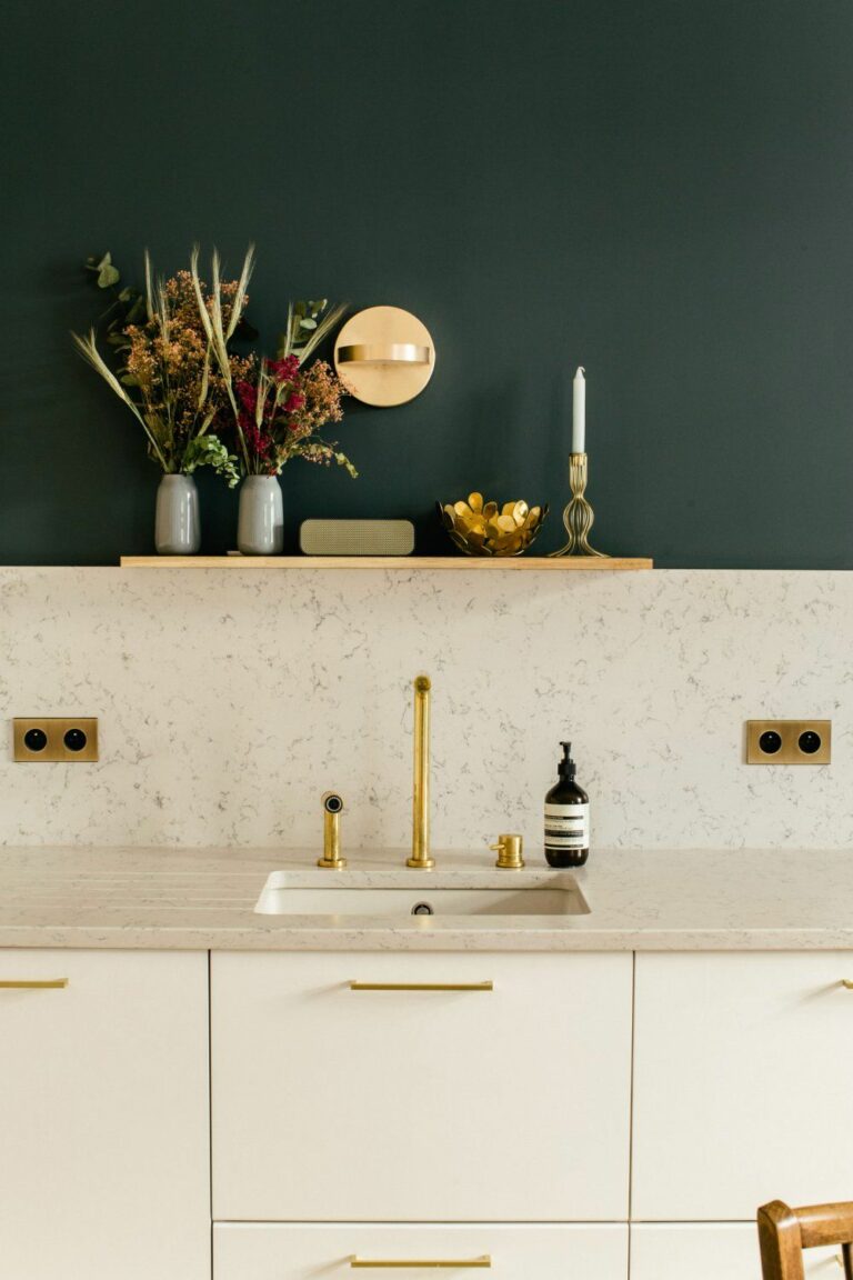 tendance cuisine 2024 verrière métal noir papier peint végétal élégante lumineuse blanche verte laiton