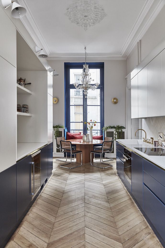 tendance cuisine 2022 couloir longueur bicolore bleu blanc parquet chevron lustre