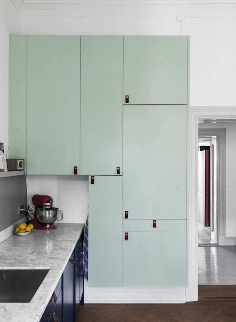 cuisine ouverte mobiliers vert pastel céladon poignée cuir plan de travail marbre blanc