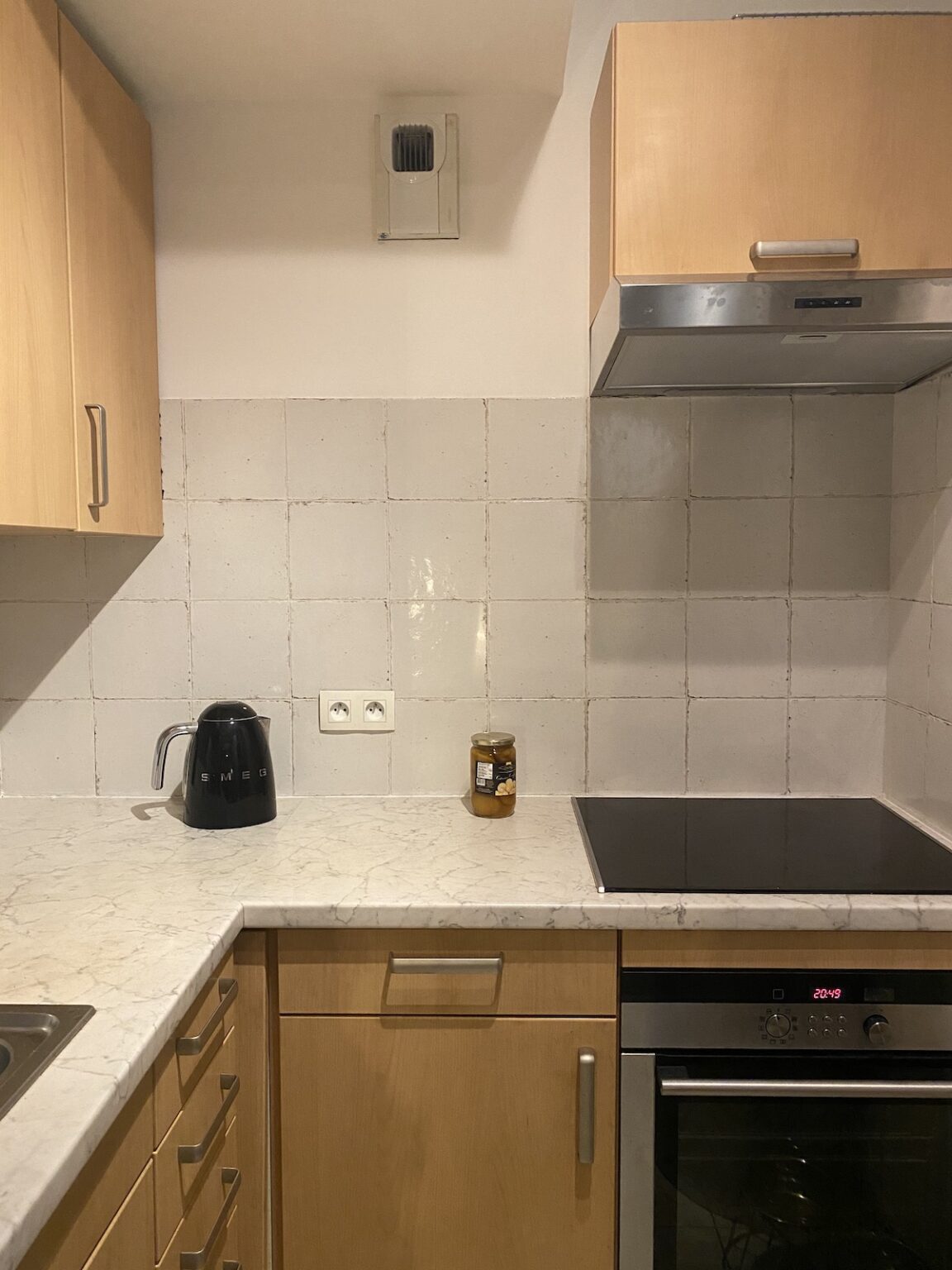 cuisine vieillotte avant beige bois rétro