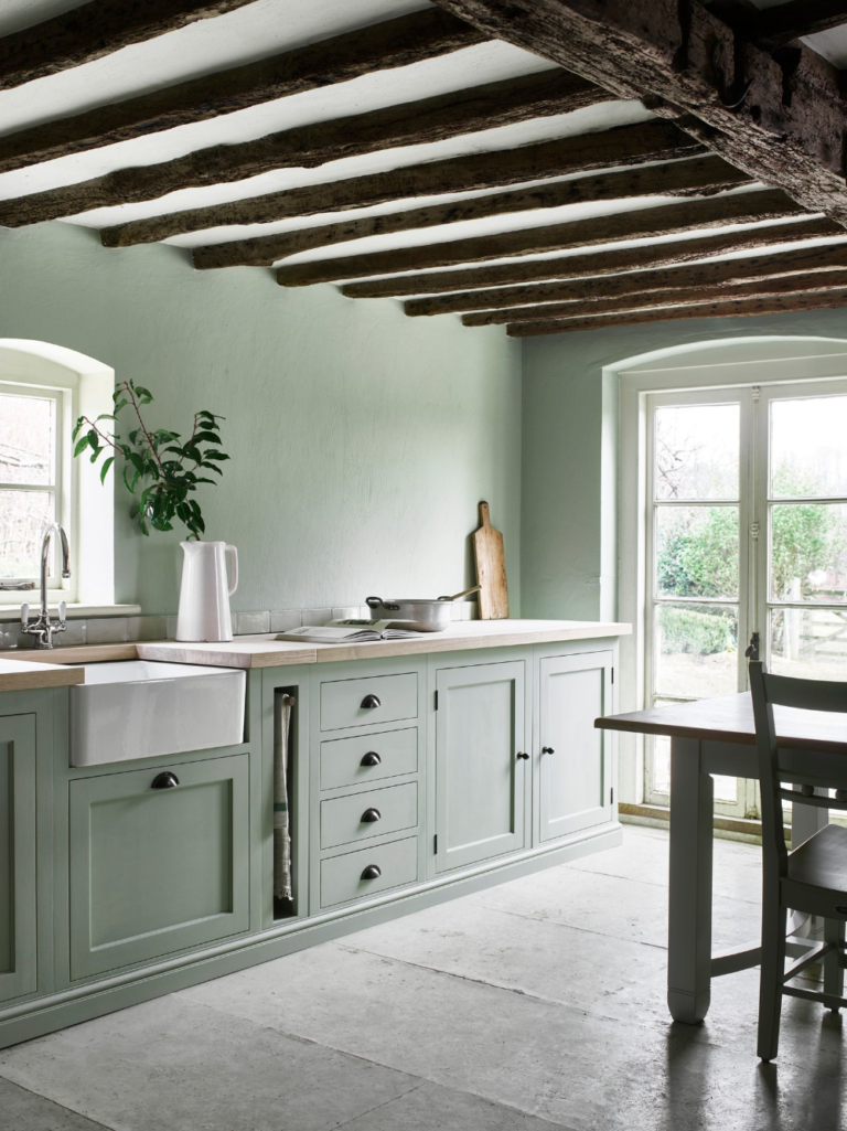 deco intérieure poutres apparentes bois mobiliers vert sauge