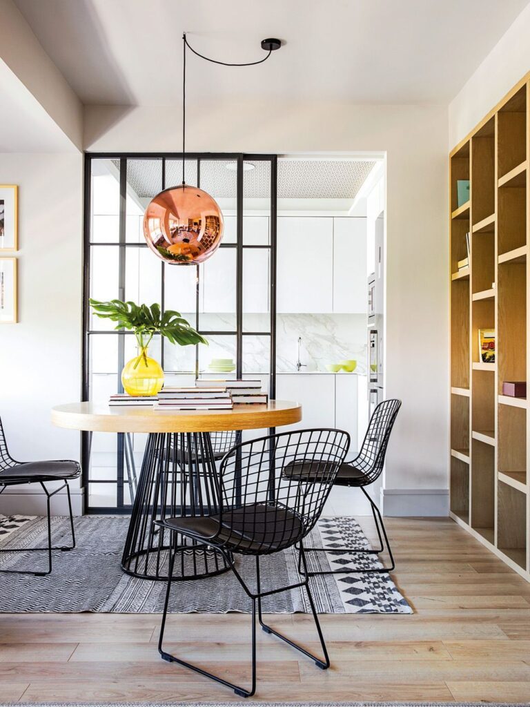 salle à manger verrière métal noir suspension tom dixon cuivre