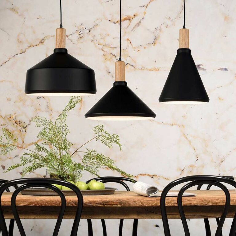 table à manger bois chaises noires suspensions métallique