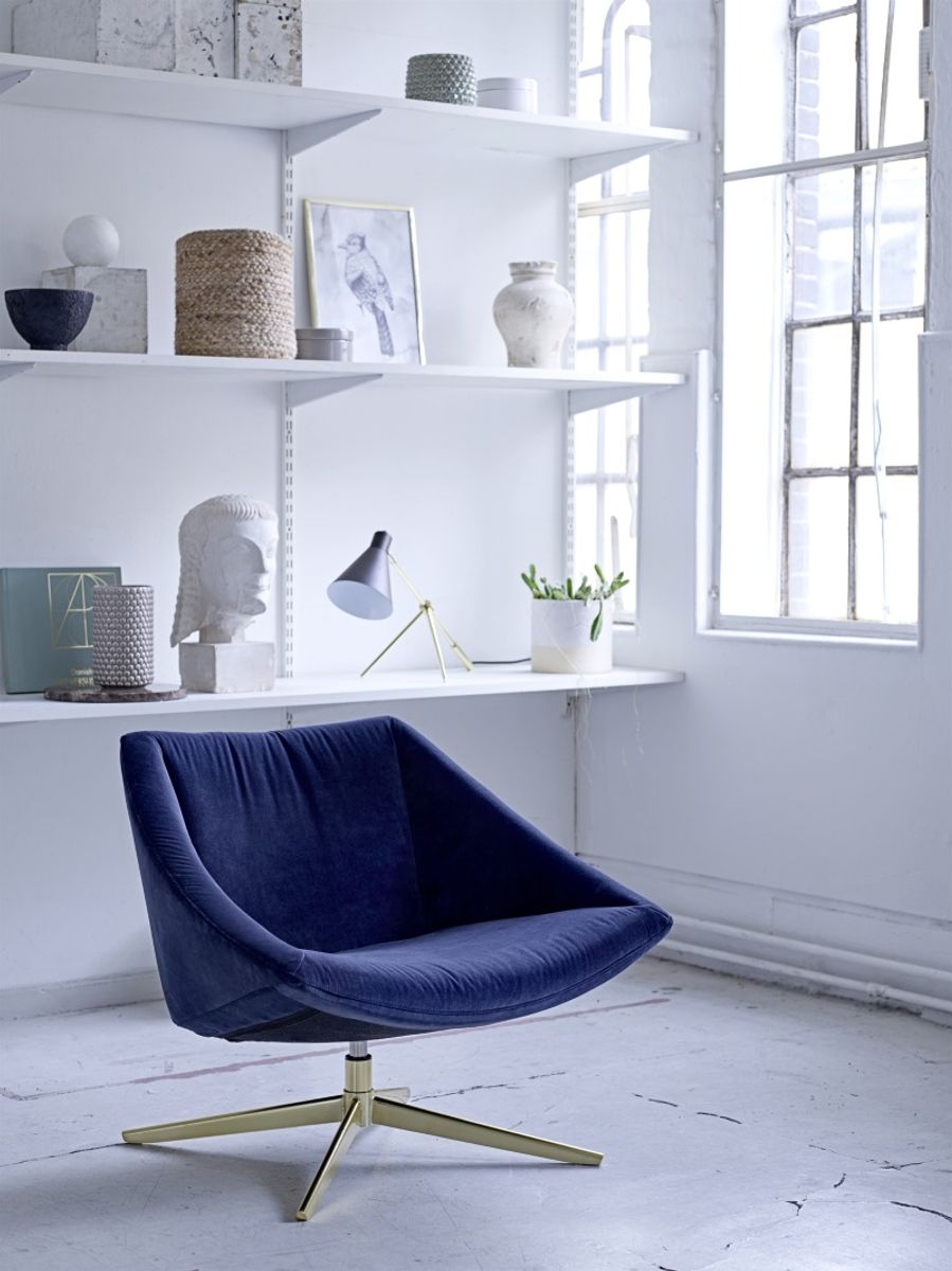 total look blanc étagère fenêtre carreaux fauteuil bleu pieds laiton