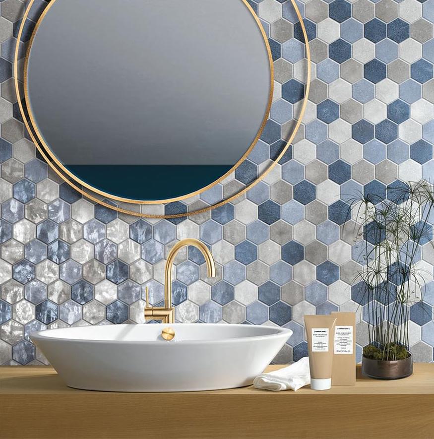 carrelage hexagonale dégradé bleu blanc miroir robinet laiton