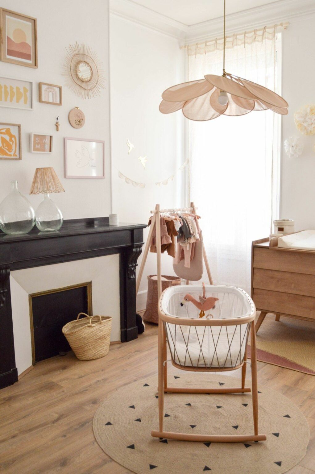 chambre enfant berceau bois cheminée noir suspension fleur tapis rond fibre naturelle