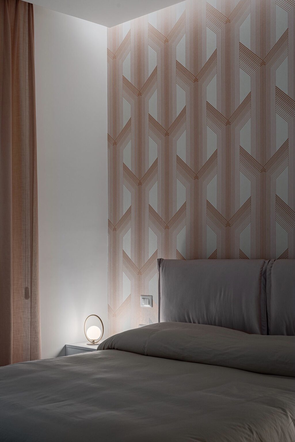 chambre minimaliste grise appartement 90m2 papier peint cuivre