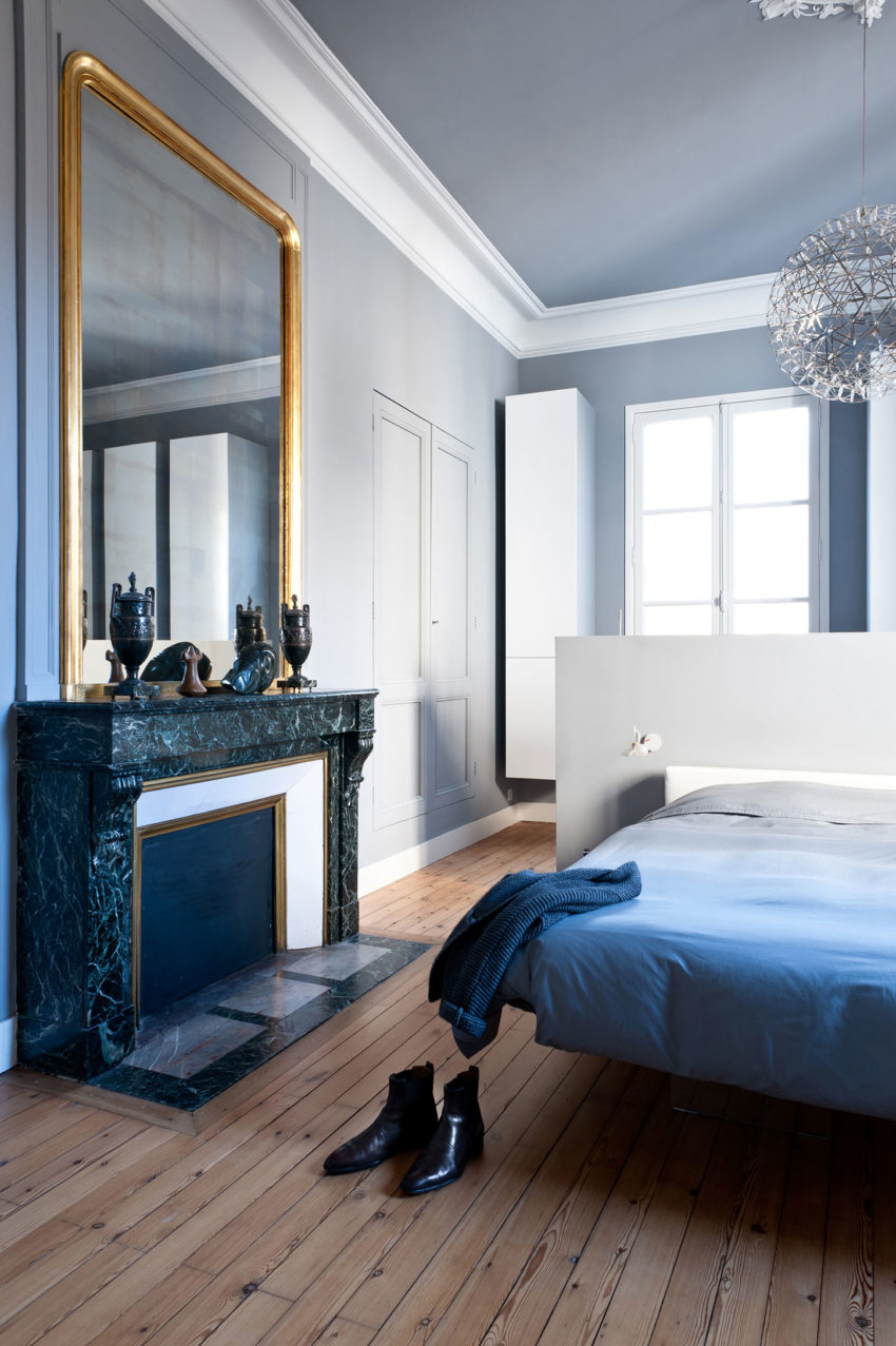 chambre parentale bleu gris parquet bois suspension moderne cheminée marbre noir