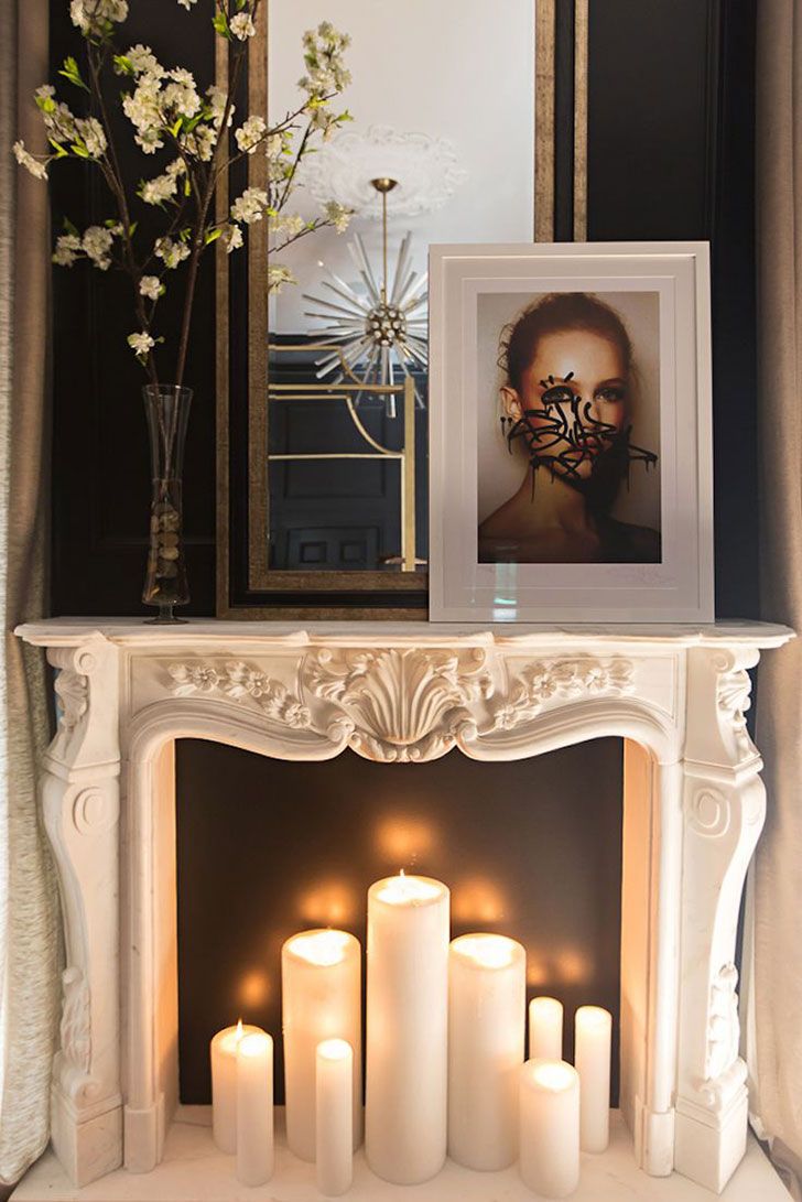 cheminée condamnée moulures bougies blanches tableau portrait miroir