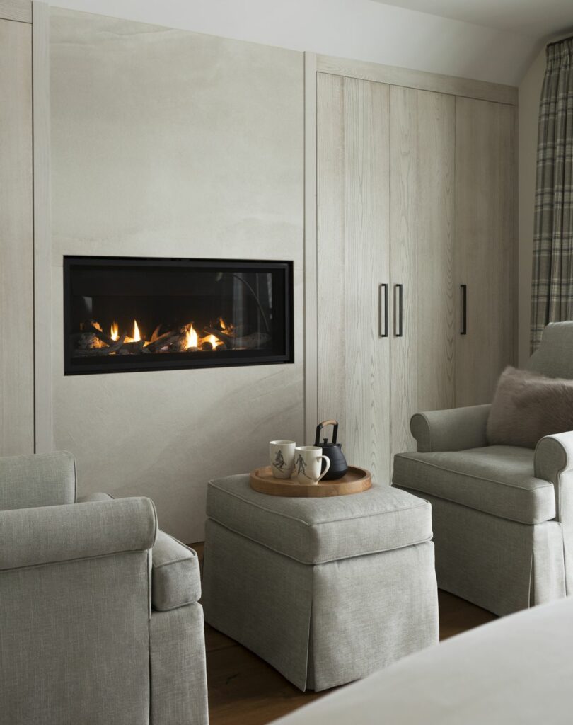 cheminée encastrée mur porte vitrée pièce sobre élégante grise