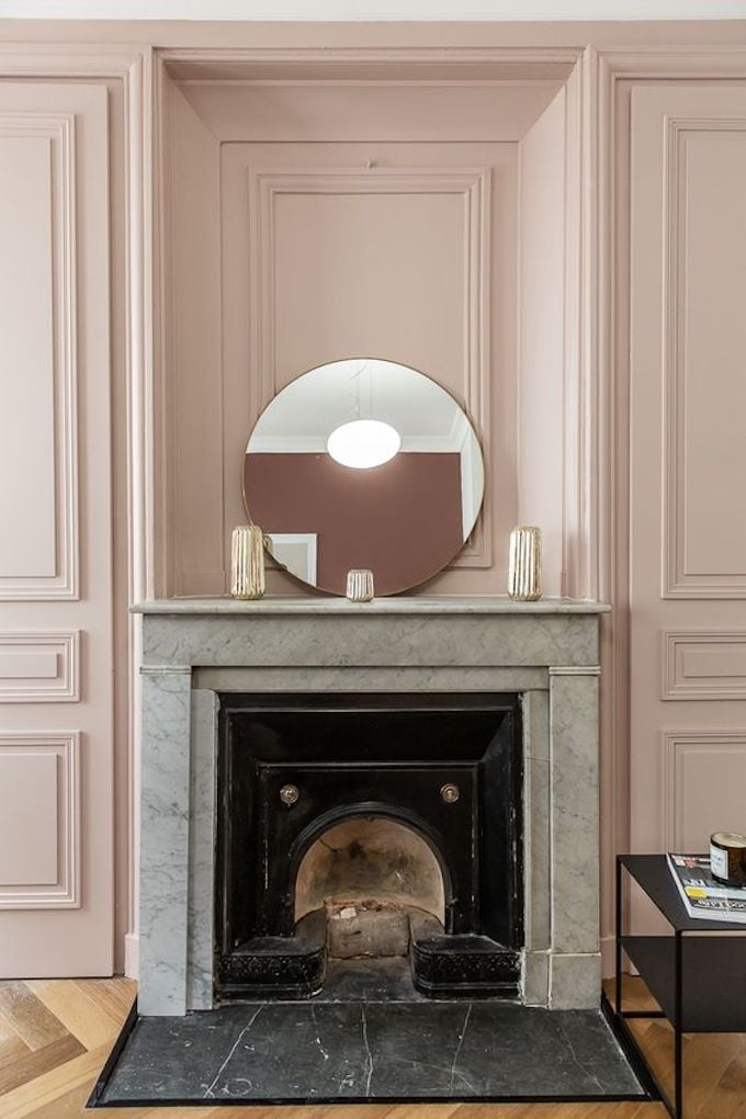 cheminée marbre gris mur rose pastel moulures miroir rond déco moderne raffinée