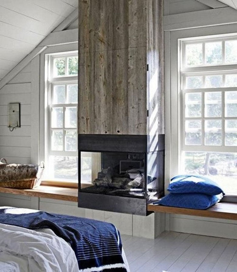 cheminée vitrée parquet en bois lamé blanc banquette bois plaid bleu