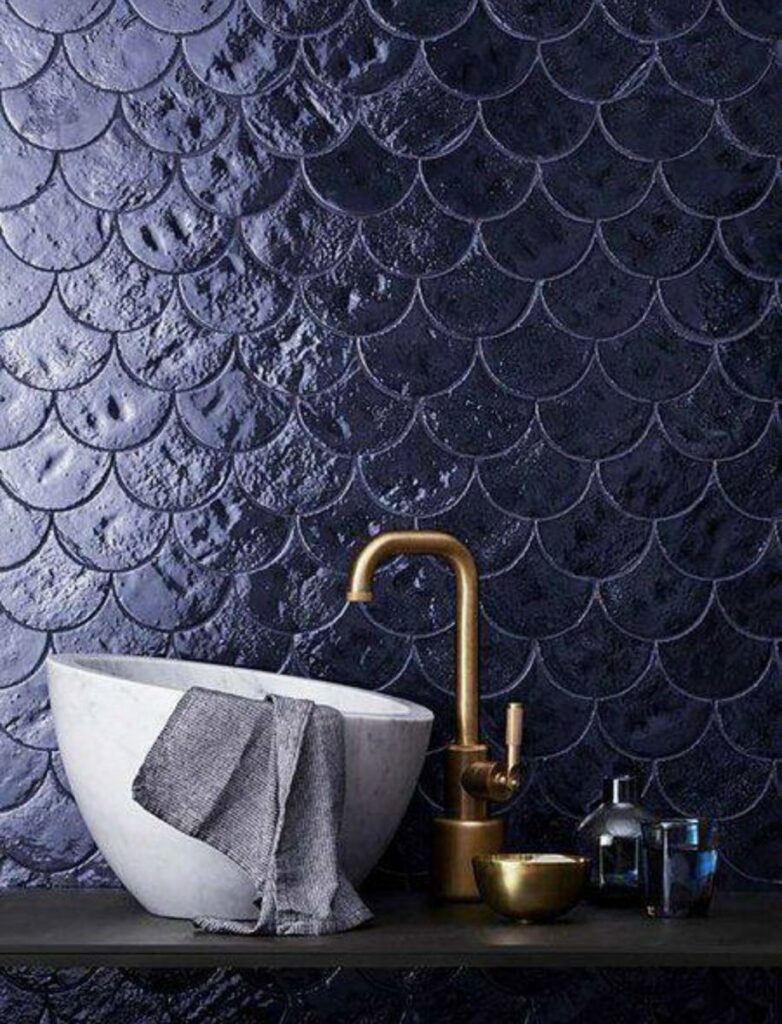 crédence écaille de poisson bleu marine robinet laiton blog deco intérieur