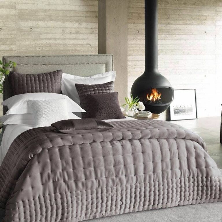poêle rond noir chambre cosy lit double plaid gris souris style chalet