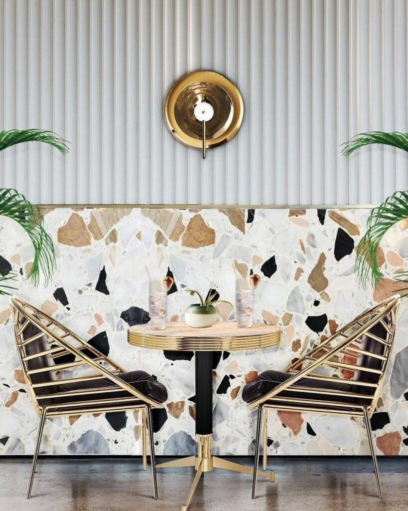 restaurant art déco mid-century mur terracotta chaise dorée