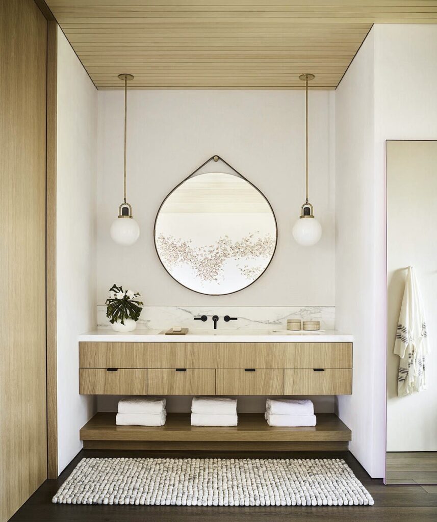 salle de bain bois jaune cèdre et marbre laiton