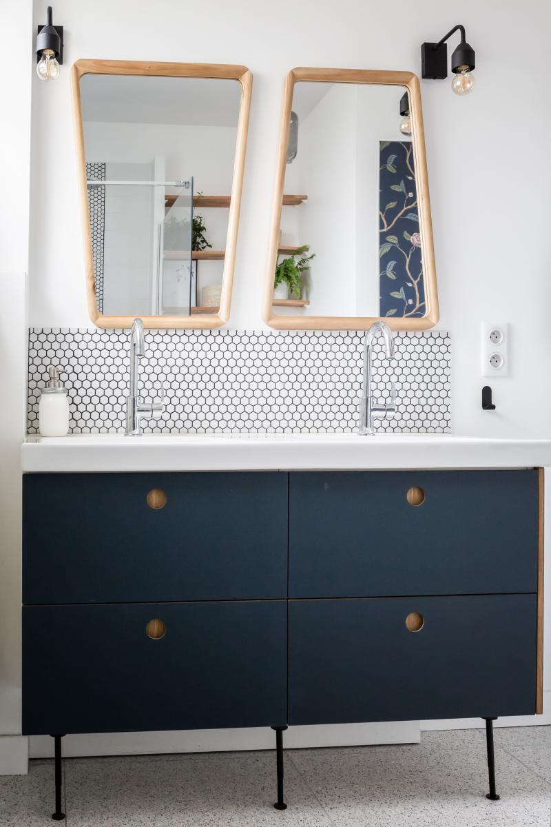 salle de bain crédence rond noir blanc mobilier bleu marine