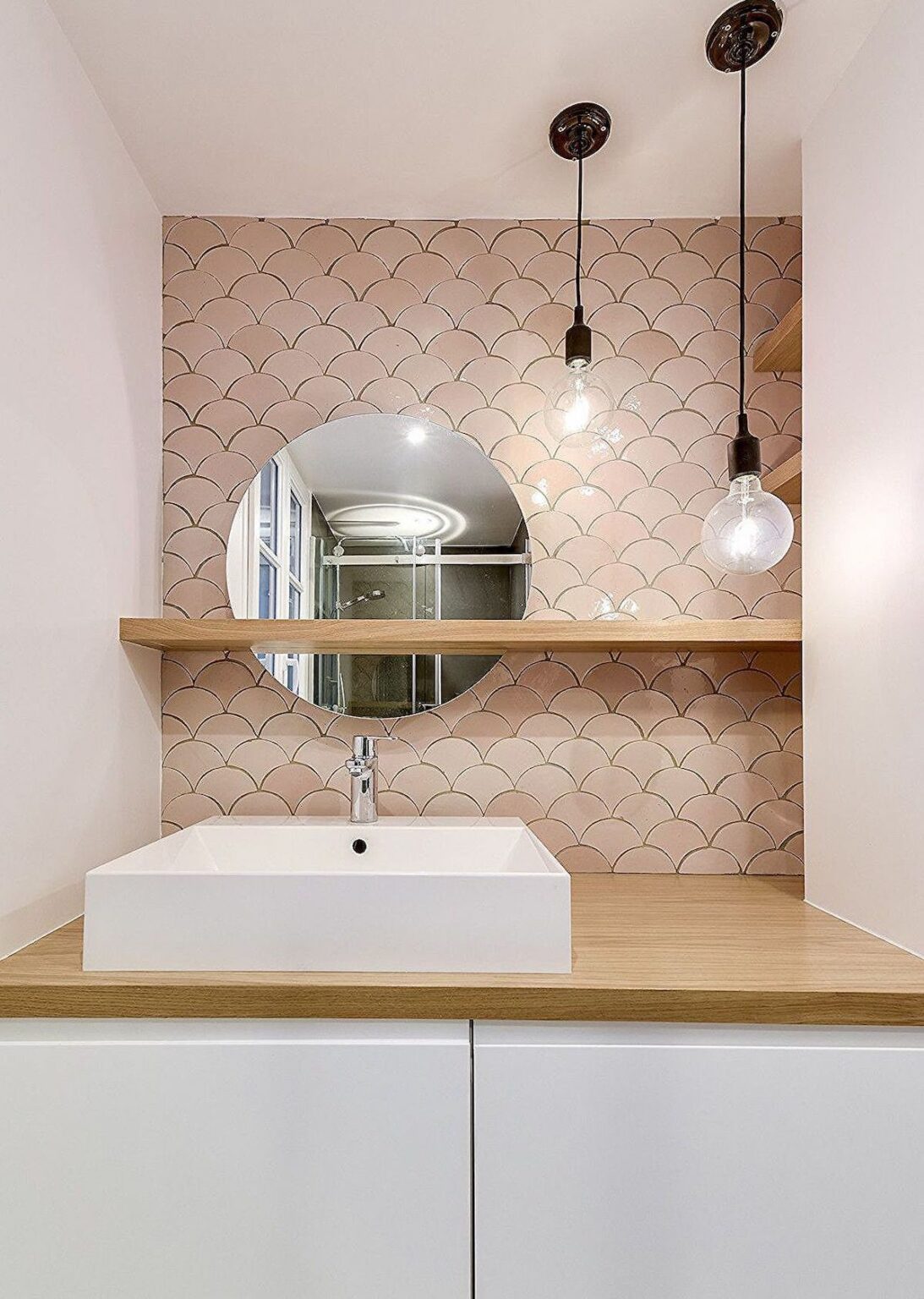 salle de bain moderne crédence rose pastel blush suspension métallique noir mobilier boisé lavabo rectangle