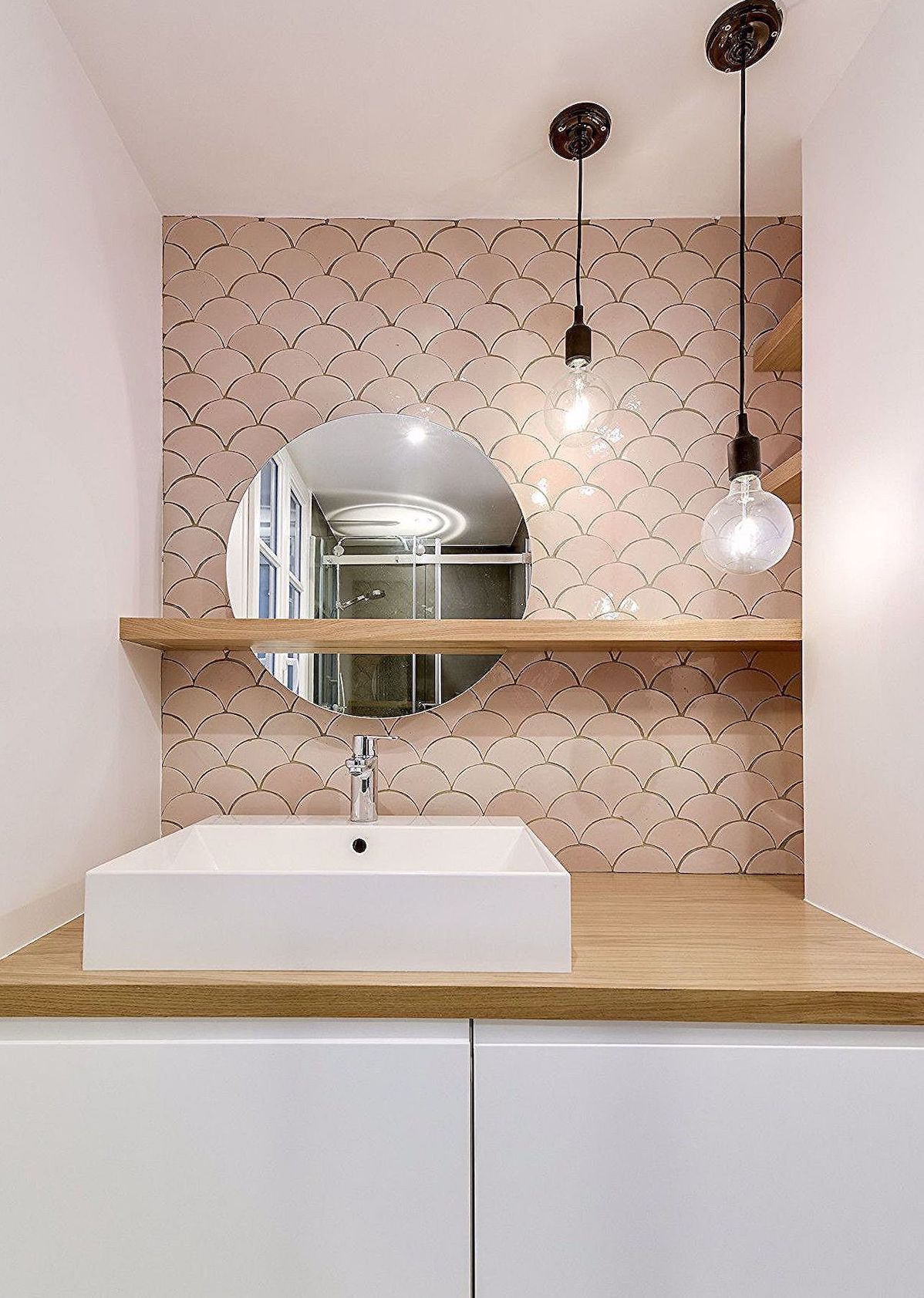salle de bain moderne crédence rose pastel blush suspension métallique noir mobilier boisé lavabo rectangle