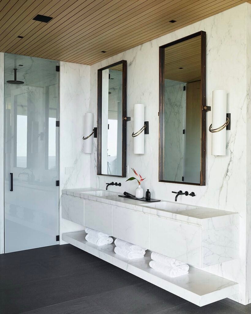salle de douche Kua Bay villa double vasque marbre blanc