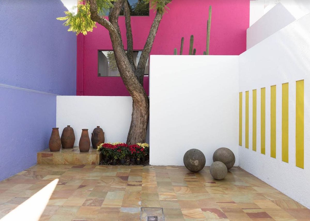 Maison architecte mur rose violet blanc jaune cactus cour extérieure