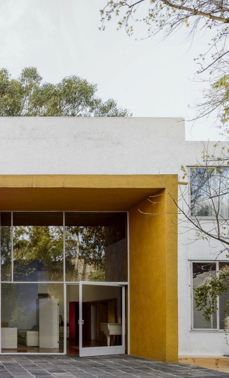 Mur jaune sol pierres plates grises architecture
